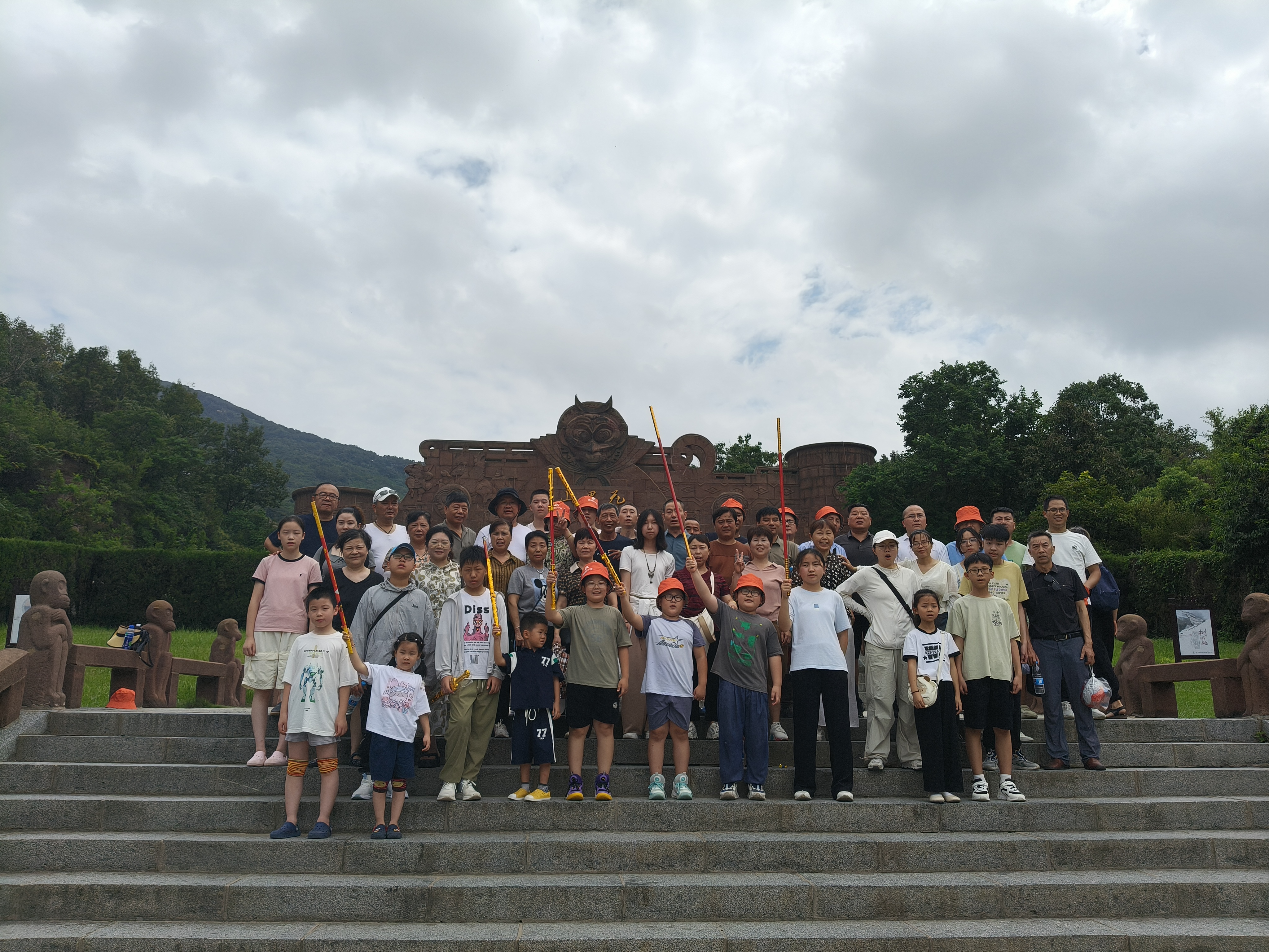 The company family gathers at Lianyungang Liandao Beach and Huaguo Mountain